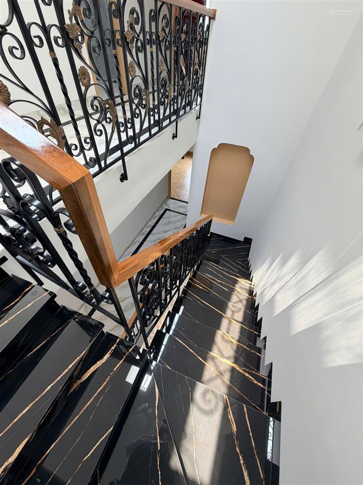 Bán nhà 3 tầng mới đẹp. có thang máy. 100m2 ngang 5m chỉ 11,9 tỷ. kđt hà quang 2. đường số 17