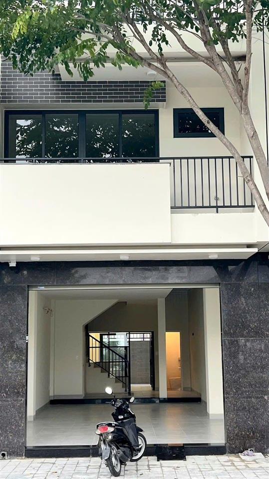 Bán nhà 4 tầng 100m2 chỉ 13,8 tỷ. mặt tiền đường võ văn kiệt ( a1 )rộng 30m. vcn phước long 2