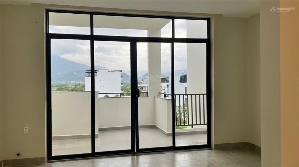 Bán nhà 4 tầng 100m2 chỉ 13,8 tỷ. mặt tiền đường võ văn kiệt ( a1 )rộng 30m. vcn phước long 2