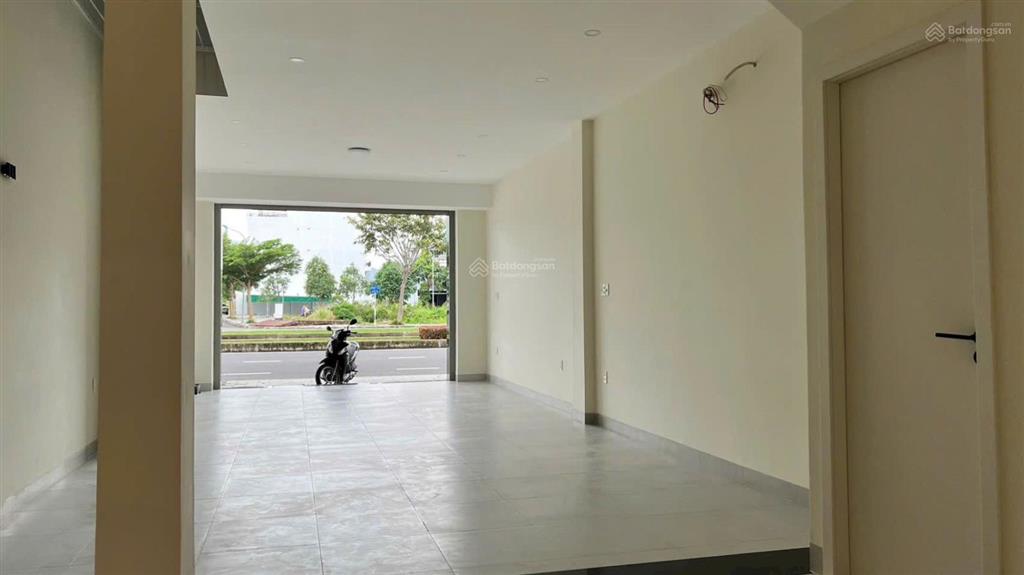 Bán nhà 4 tầng 100m2 chỉ 13,8 tỷ. mặt tiền đường võ văn kiệt ( a1 )rộng 30m. vcn phước long 2