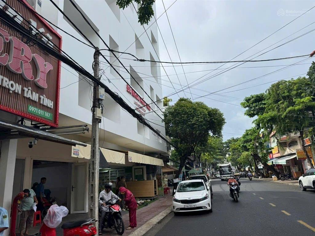 Bán nhà 3tầng 118,3m2 ngang 7,5m chỉ 19,5tỷ. mặt đường trần nhật duật.trung tâm thành phố nha trang