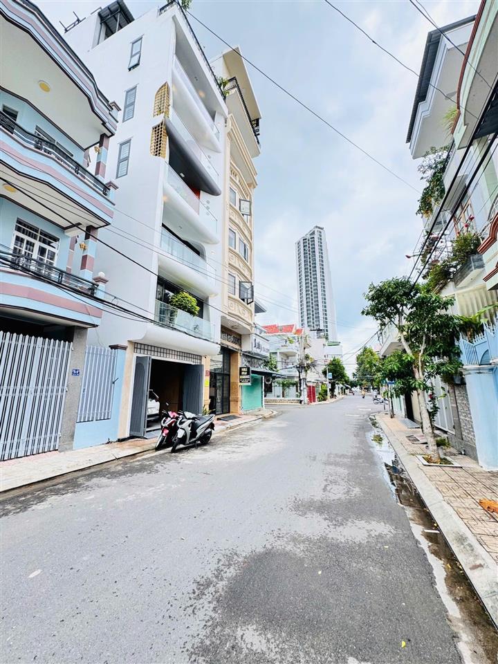 Bán nhà 7 tầng mới đẹp gần biển 75m2 ngang 5,15m giá 20 tỷ. mặt đường phạm ngọc thạch.bắc nha trang