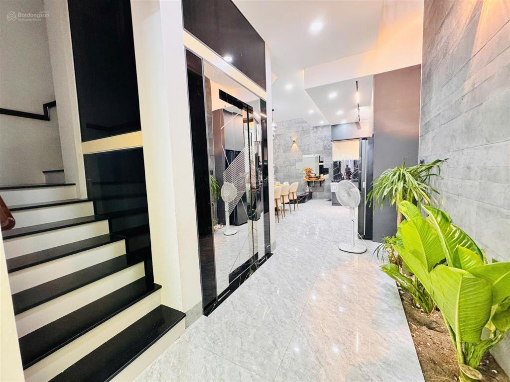 Bán nhà 7 tầng mới đẹp gần biển 75m2 ngang 5,15m giá 20 tỷ. mặt đường phạm ngọc thạch.bắc nha trang