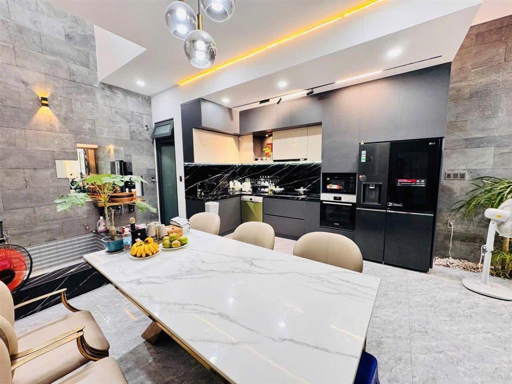 Bán nhà 7 tầng mới đẹp gần biển 75m2 ngang 5,15m giá 20 tỷ. mặt đường phạm ngọc thạch.bắc nha trang
