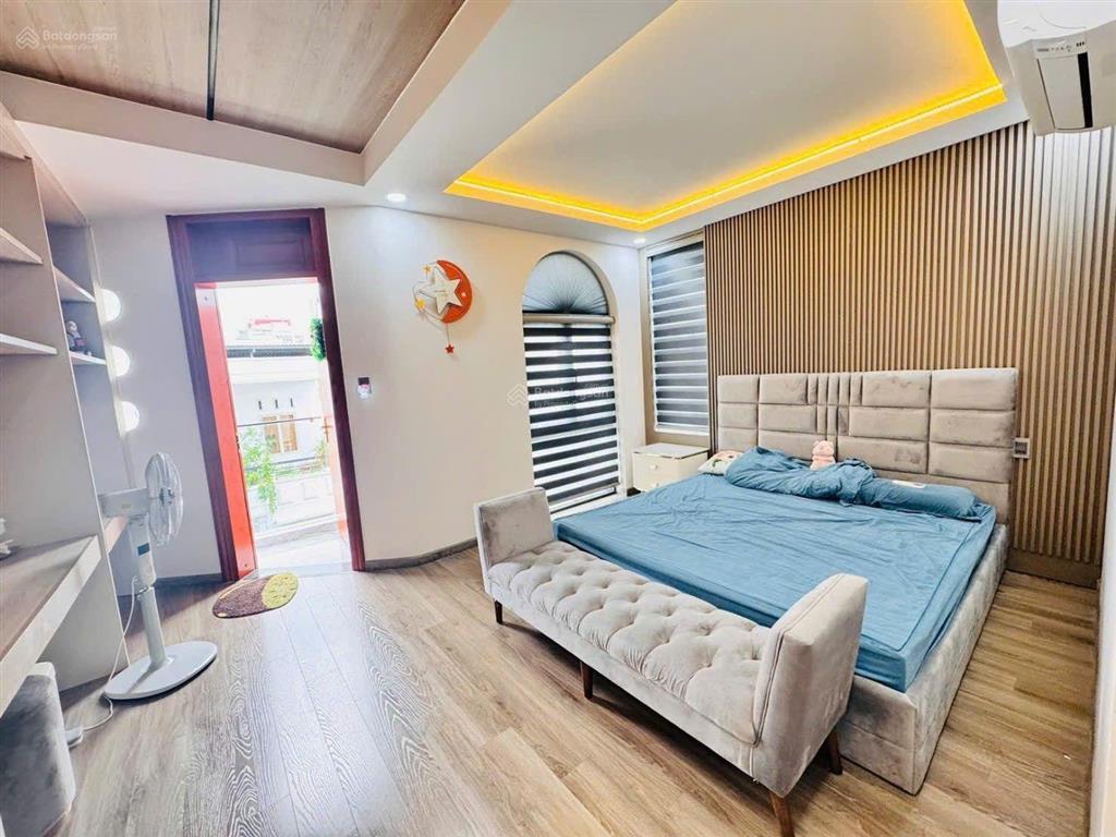 Bán nhà 7 tầng mới đẹp gần biển 75m2 ngang 5,15m giá 20 tỷ. mặt đường phạm ngọc thạch.bắc nha trang