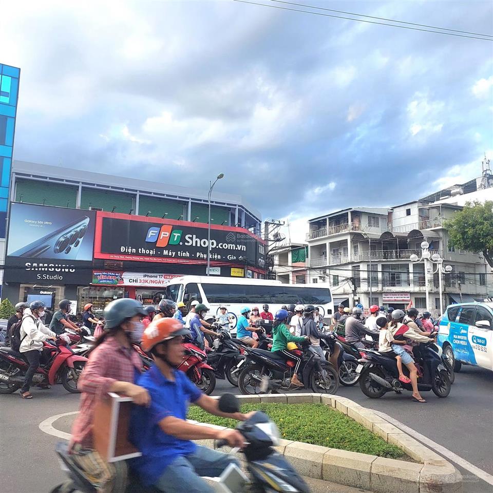 Cho thuê mặt bằng 165m2 ngang 10m chỉ 100tr/ tháng. góc thống nhất và phương sài.trung tâm nha trag