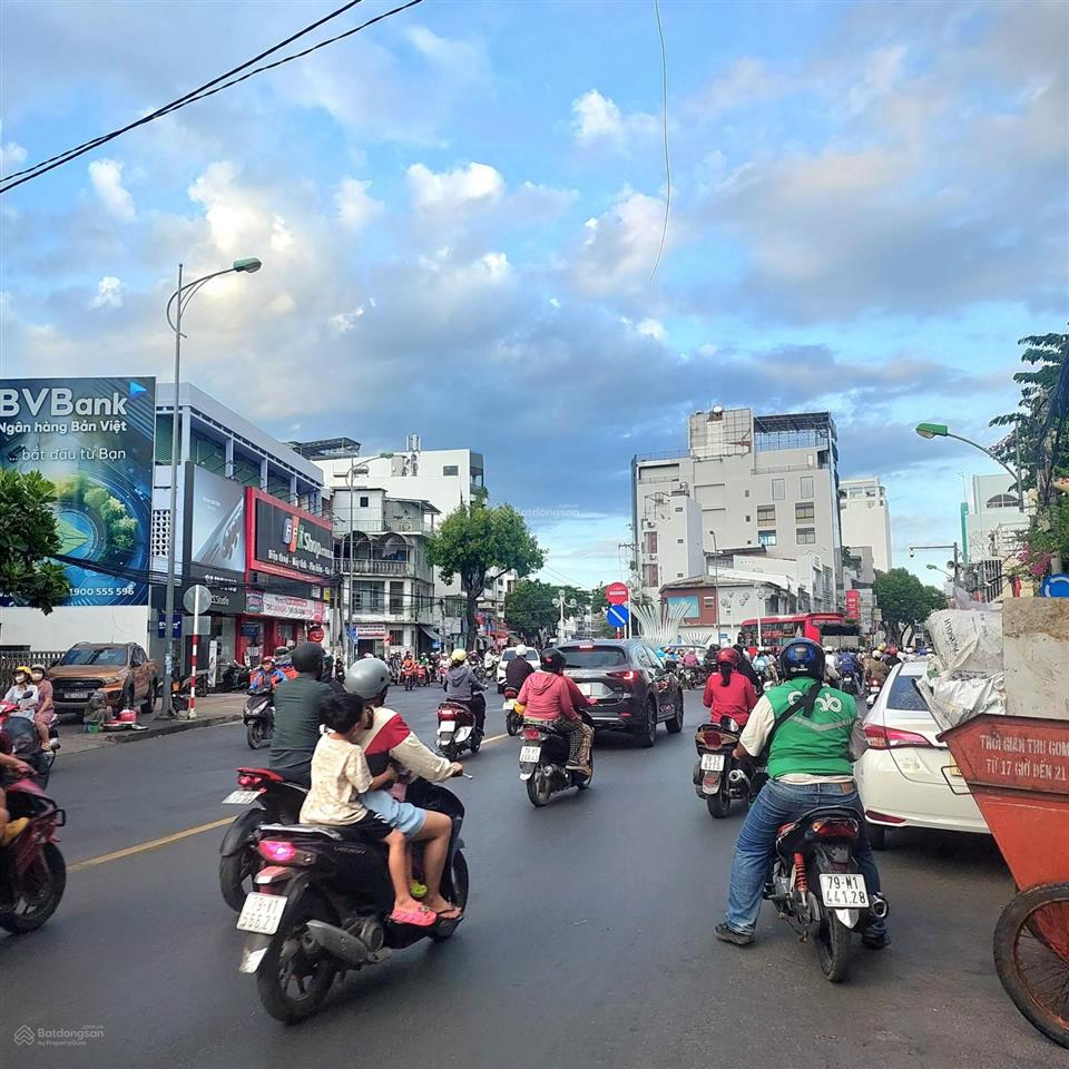 Cho thuê mặt bằng 165m2 ngang 10m chỉ 100tr/ tháng. góc thống nhất và phương sài.trung tâm nha trag