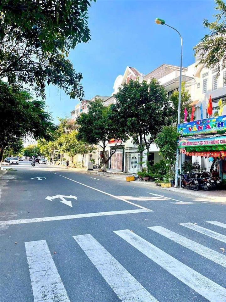 Bán nhà 3 tầng 1 tum đường thích quảng đức phước long b. 102,5m2 ngang 5m chỉ 10,9 tỷ. sổ hoàn công