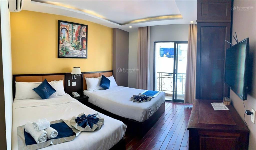 Bán khách sạn 7 tầng 91,3m2 chỉ 26 tỷ. 2 mặt đường quân trấn. khu phố tây. trung tâm nha trang