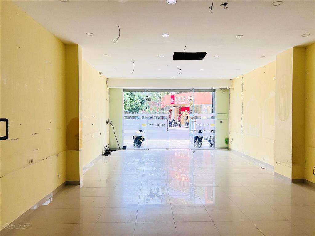 Cho thuê nhà 3 tầng + tum 130,5m2 ngang 6m chỉ 40tr/th. mặt đường thích quảng đức vcn phước hải