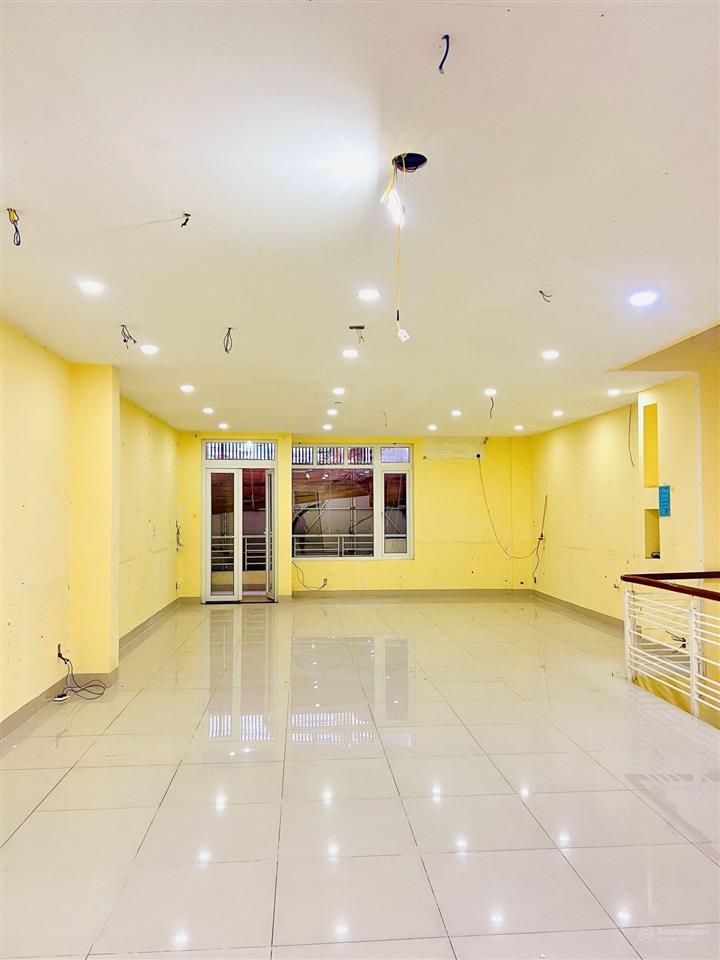 Cho thuê nhà 3 tầng + tum 130,5m2 ngang 6m chỉ 40tr/th. mặt đường thích quảng đức vcn phước hải