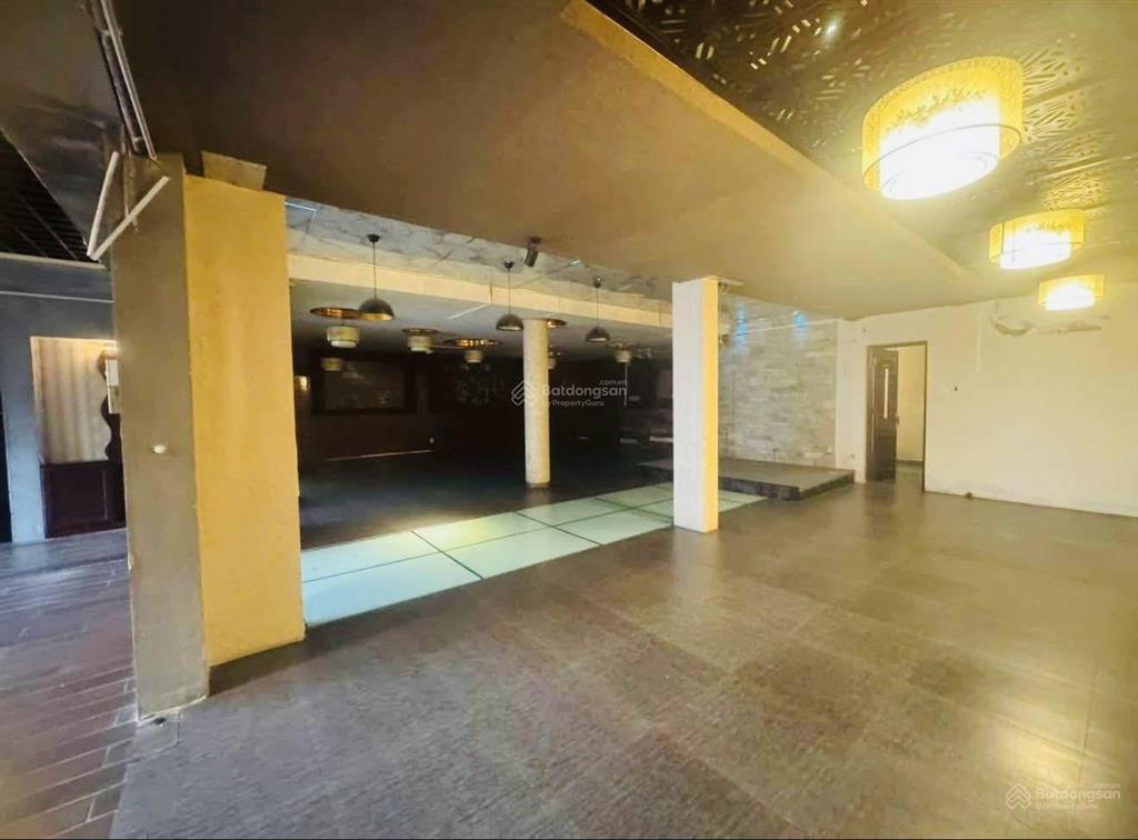 Nhà 3 tầng kinh doanh mặt đường lê đại hành gần nguyễn thị minh khai. 330m2 ngang 14m giá 85 tr/th