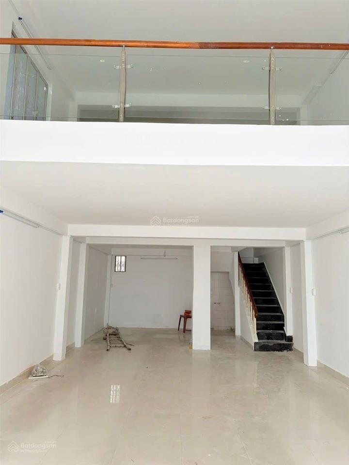 Bán nhà 3 tầng 64,3m2 ngang 5,3m giá 19,29 tỷ. mặt đường quang trung bên cạnh vietcombank khánh hòa