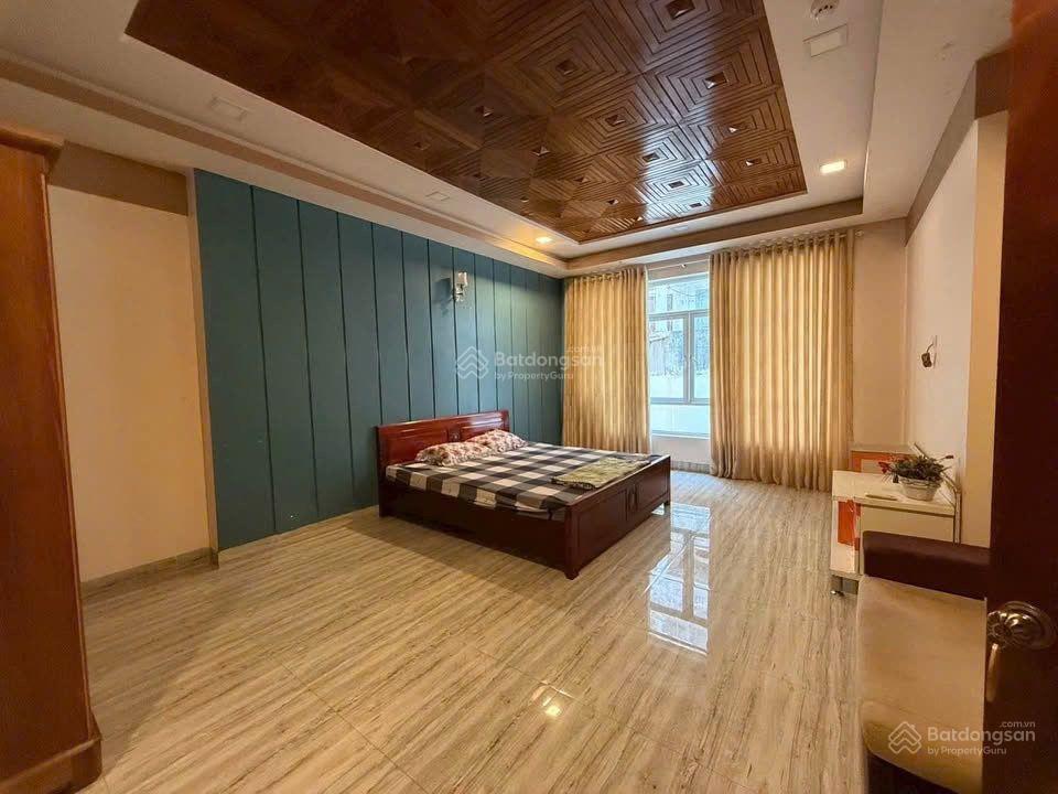 Bán nhà 4 tầng 196,7m2 ngang 9,55m giá 35 tỷ. đang cho thuê 70tr/th. 2 mặt đường hoàng văn thụ