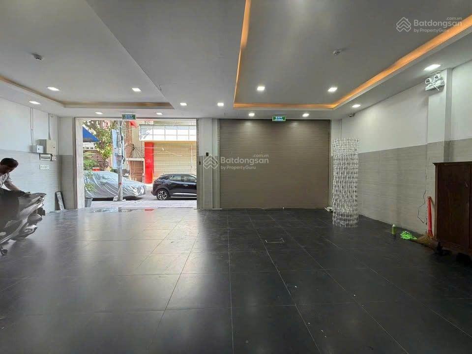 Bán nhà 4 tầng 196,7m2 ngang 9,55m giá 35 tỷ. đang cho thuê 70tr/th. 2 mặt đường hoàng văn thụ