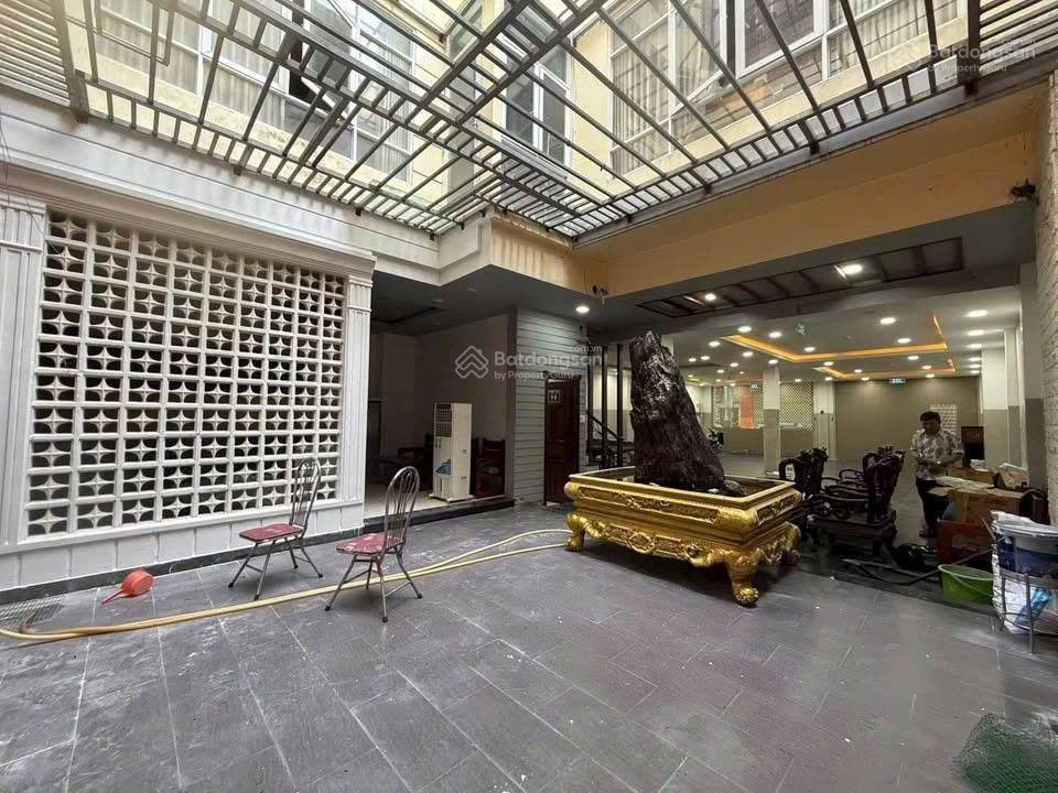 Bán nhà 4 tầng 196,7m2 ngang 9,55m giá 35 tỷ. đang cho thuê 70tr/th. 2 mặt đường hoàng văn thụ