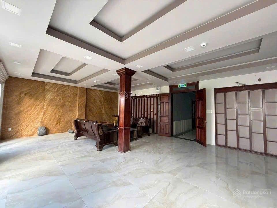 Bán nhà 4 tầng 196,7m2 ngang 9,55m giá 35 tỷ. đang cho thuê 70tr/th. 2 mặt đường hoàng văn thụ
