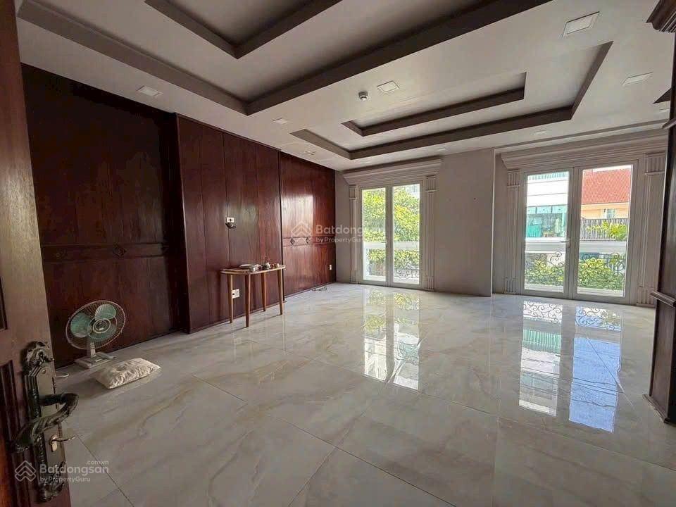 Bán nhà 4 tầng 196,7m2 ngang 9,55m giá 35 tỷ. đang cho thuê 70tr/th. 2 mặt đường hoàng văn thụ