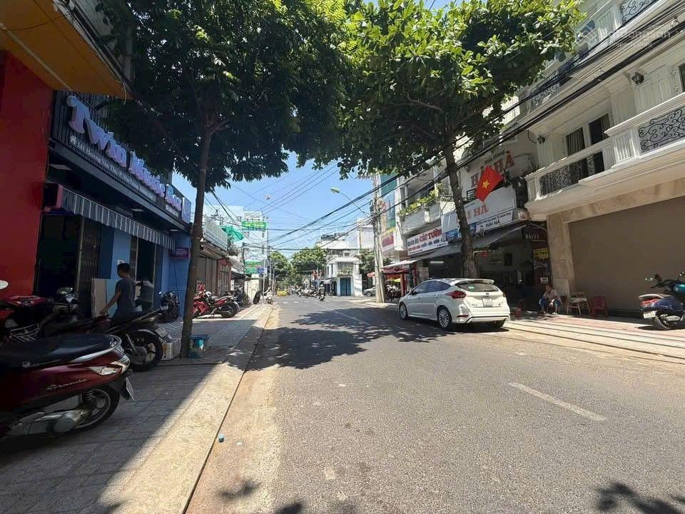 Bán nhà 4 tầng 196,7m2 ngang 9,55m giá 35 tỷ. đang cho thuê 70tr/th. 2 mặt đường hoàng văn thụ