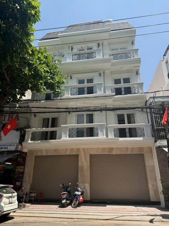 Bán nhà 4 tầng 196,7m2 ngang 9,55m giá 35 tỷ. đang cho thuê 70tr/th. 2 mặt đường hoàng văn thụ