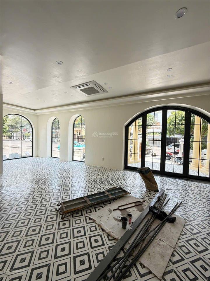 Cho thuê nhà 4 tầng góc 2 mặt đường lý nam đế. nha trang. 140m2 giá 70tr/tháng.
