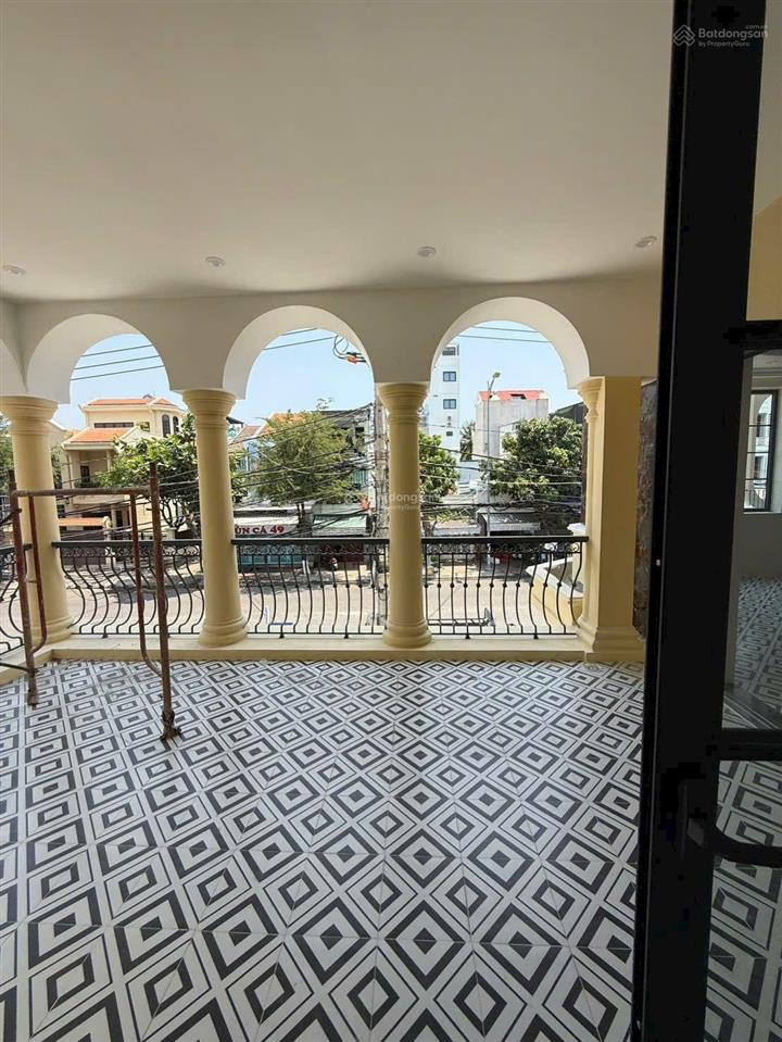 Cho thuê nhà 4 tầng góc 2 mặt đường lý nam đế. nha trang. 140m2 giá 70tr/tháng.
