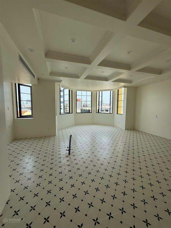 Cho thuê nhà 4 tầng góc 2 mặt đường lý nam đế. nha trang. 140m2 giá 70tr/tháng.