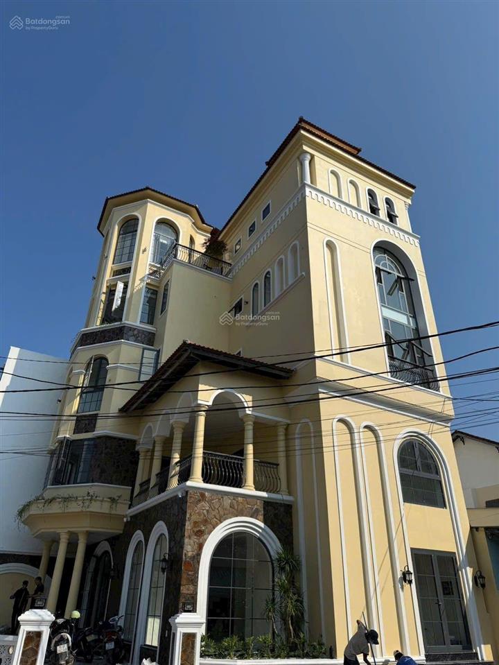 Cho thuê nhà 4 tầng góc 2 mặt đường lý nam đế. nha trang. 140m2 giá 70tr/tháng.