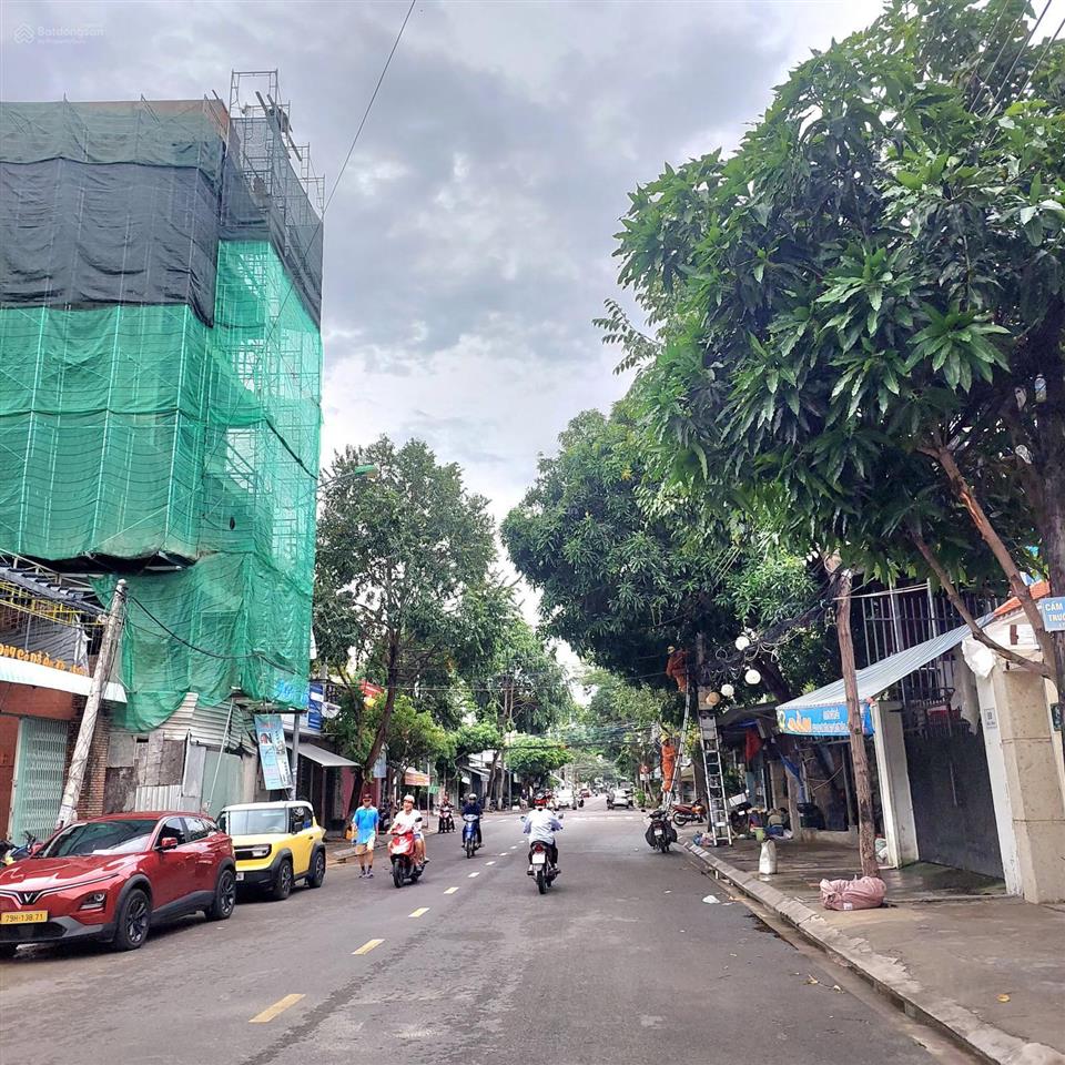 Bán nhà gỗ 3 tầng 237m2 ngang 8,8m chỉ 90tr/m2. mặt đường bửu đóa rộng 16m, nha trang