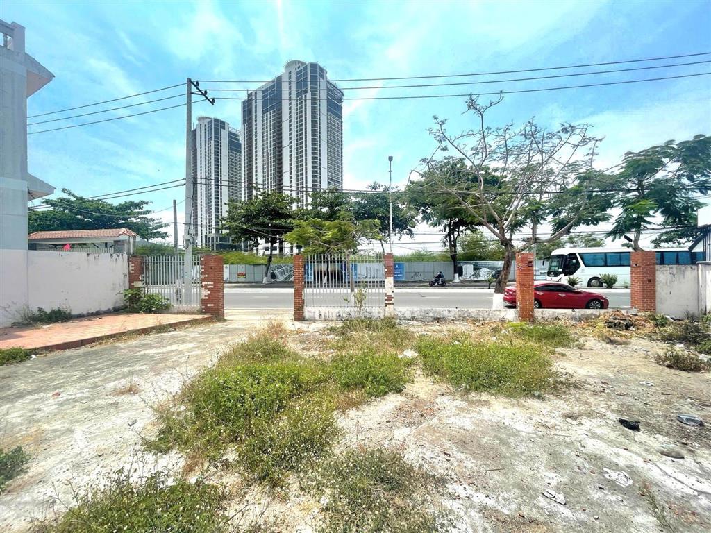 Bán đất 2 mặt đường phạm văn đồng 392,3m2 ngang 20,8m chỉ 85 tr/m2. gần bến du thuyền nha trang