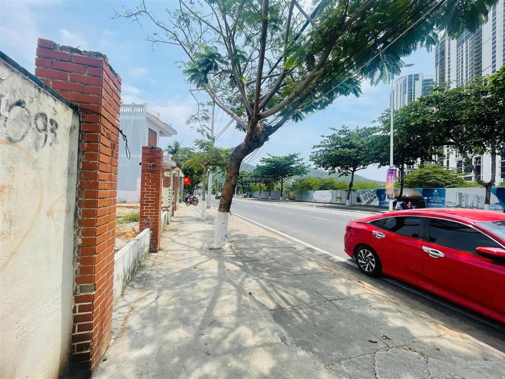 Bán đất 2 mặt đường phạm văn đồng 392,3m2 ngang 20,8m chỉ 85 tr/m2. gần bến du thuyền nha trang