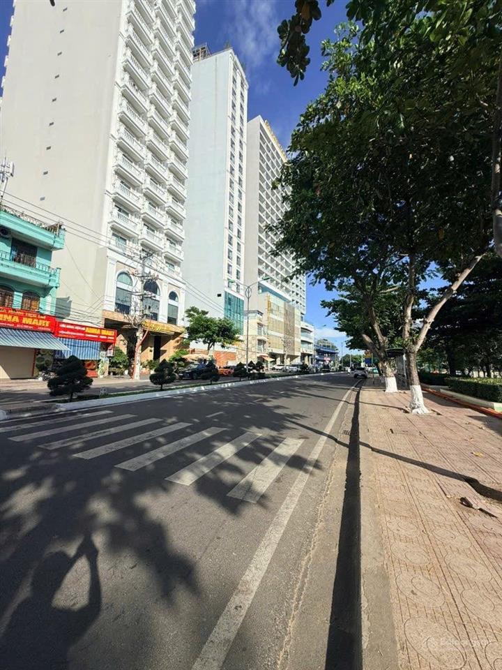 Bán 194m2 ngang 10,3m giá 90 tỷ. mặt tiền đường trần phú, nha trang. trước mặt là công viên  biển