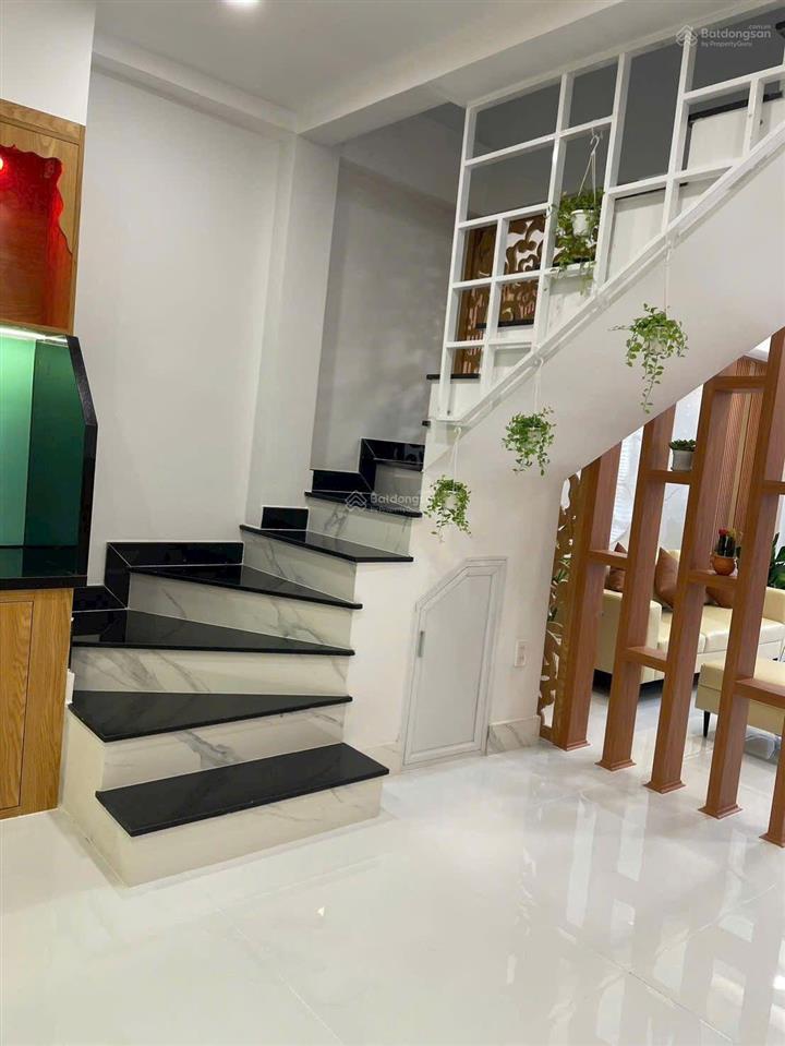 Bán nhà 3 tầng hẻm xe hơi sát mặt tiền đường, có 1pn tầng trệt