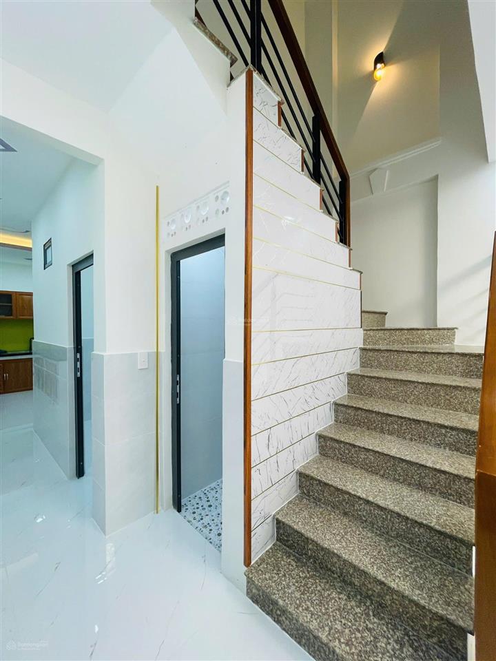 Bán nhà đẹp 2 tầng 3pn 2wc, đối diện gigamall