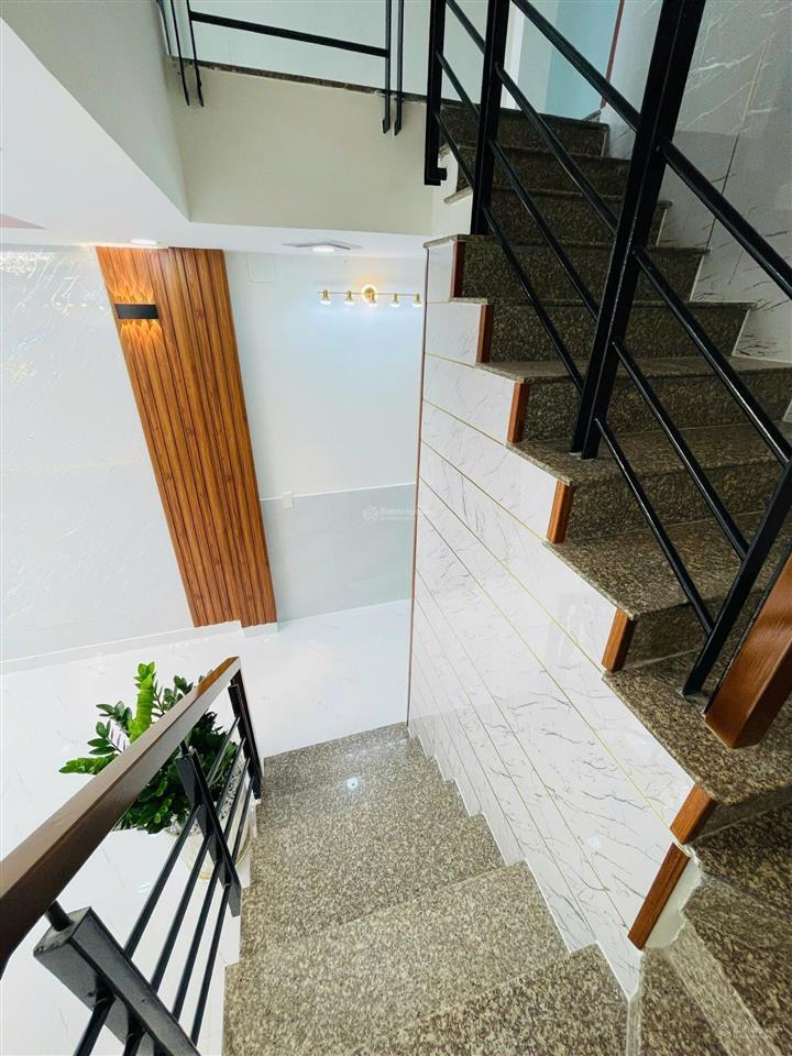 Bán nhà đẹp 2 tầng 3pn 2wc, đối diện gigamall