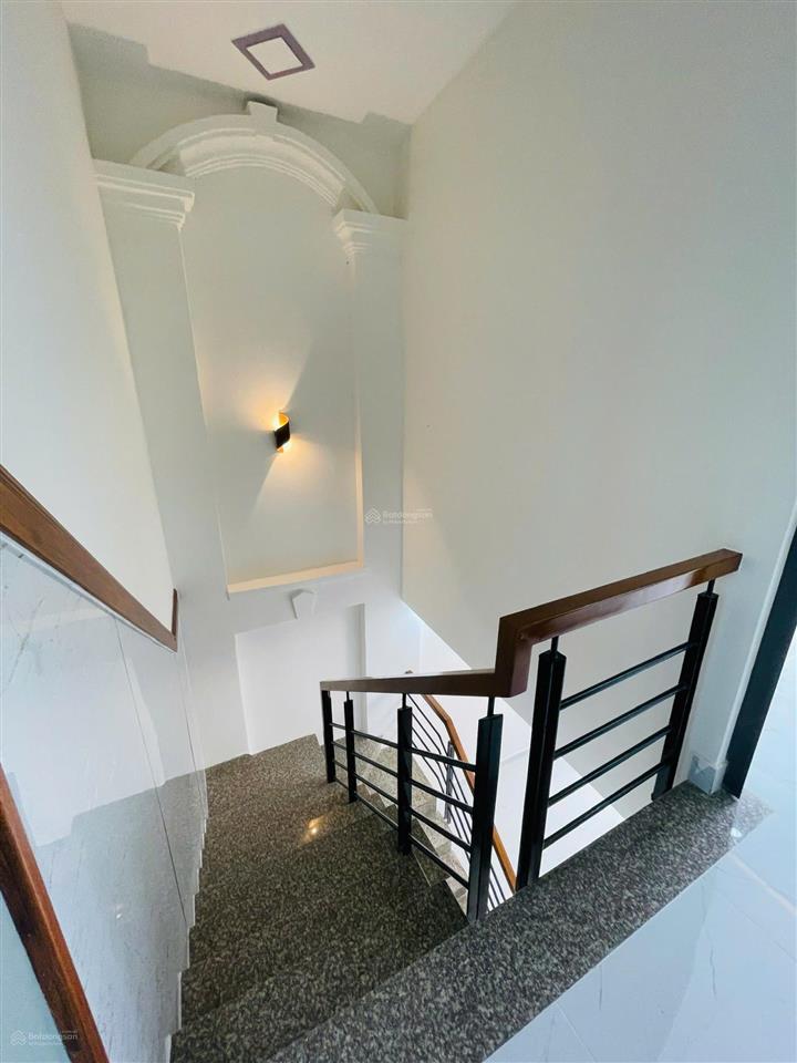 Bán nhà đẹp 2 tầng 3pn 2wc, đối diện gigamall