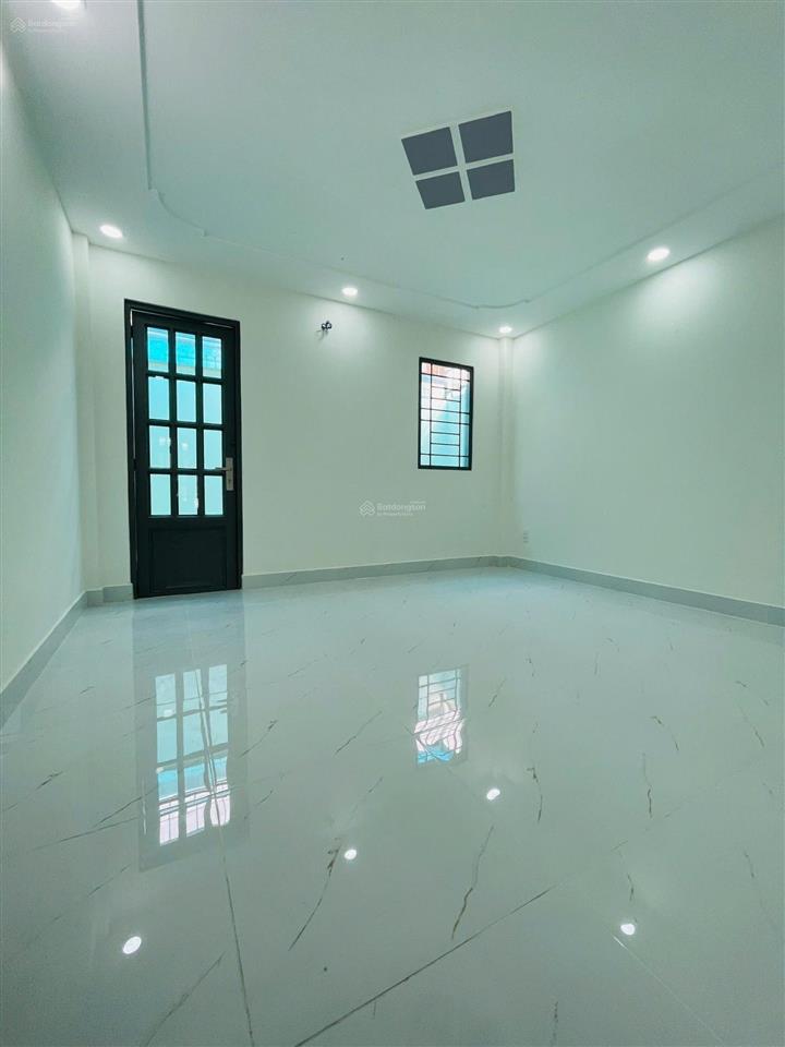 Bán nhà đẹp 2 tầng 3pn 2wc, đối diện gigamall