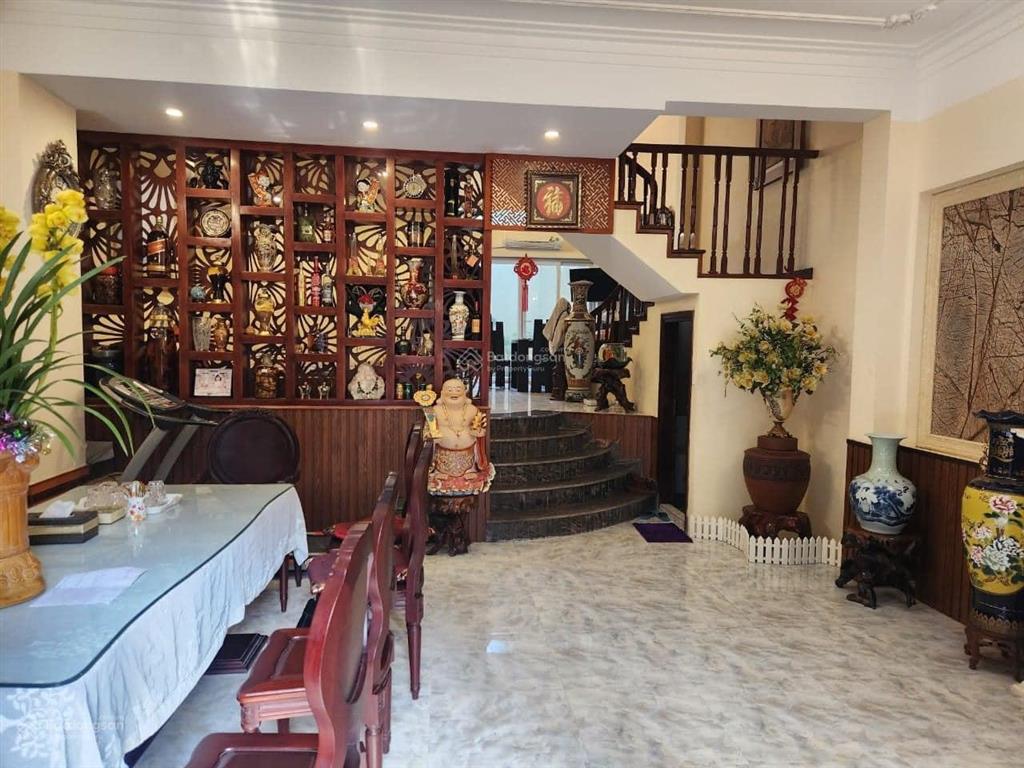 Bán gấp nhà mặt ngõ pl hoàng quốc việt, dt 150m2, mt 12m ngõ ô tô tránh, cách mp 40m. giá hot 31 tỷ