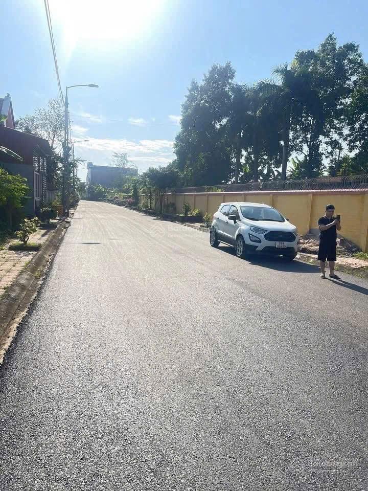 Bán đất đấu giá x32 kim long, tam dương. diện tích 126m, mặt tiền 7m, đường 11m ô tô tránh. sổ đỏ