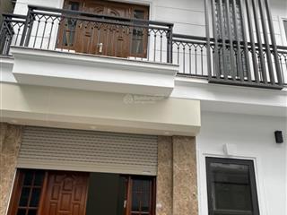 Nhà đẹp phân lô hoàng cầu 50m2x5t mt4m5 oto vào nhà ngõ thông rộng cách mặt phố 20m giá 24tr