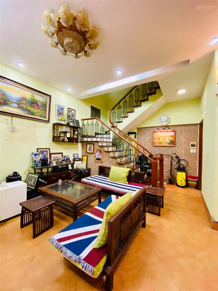 Nhà hào nam 5 tầng 3 ngủ với diện tích 40m2, nhà sẵn nội thất để ở ngõ nông gần phố giá 15tr/th