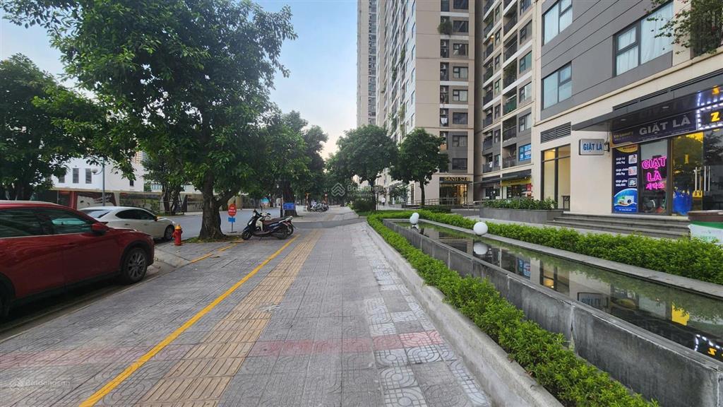 Cho thuê căn shop 110m2 mặt sảnh, mặt đường 16 tòa căn hộ, full nội thất giá 48 triệu/tháng.
