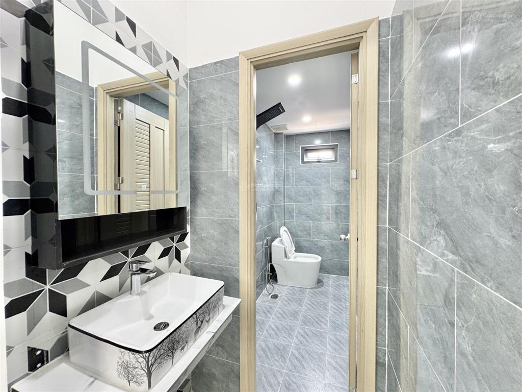 Nhà mới xây phong cách hiện đại thuộc phường dĩ an sát đường nguyễn thị minh khai 4,97 tỷ