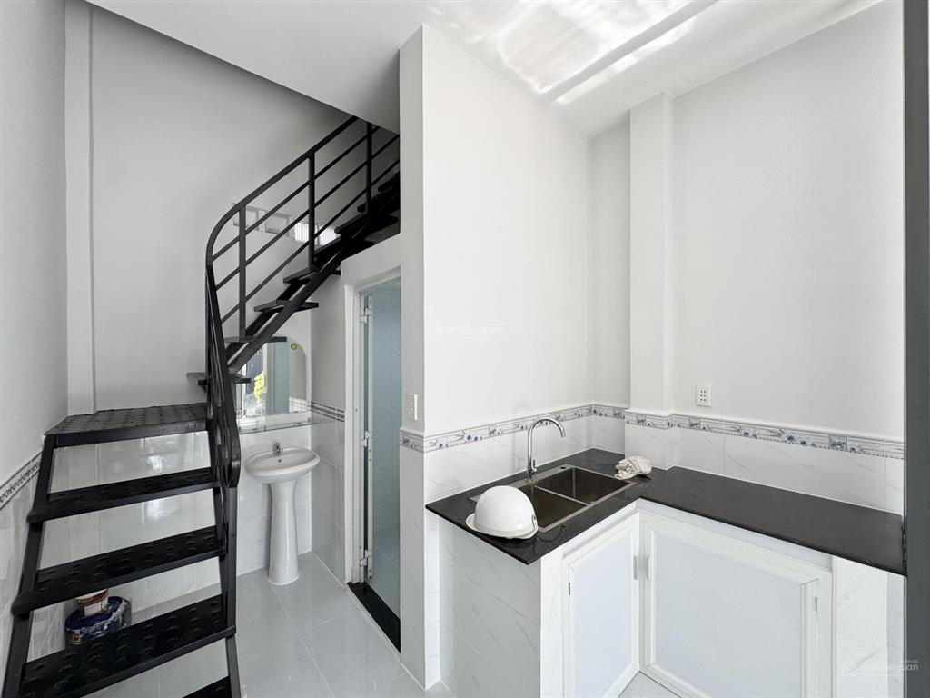 Cần bán căn nhà sổ chung 20m ngay sát siêu thị bigc, gần chợ dĩ an