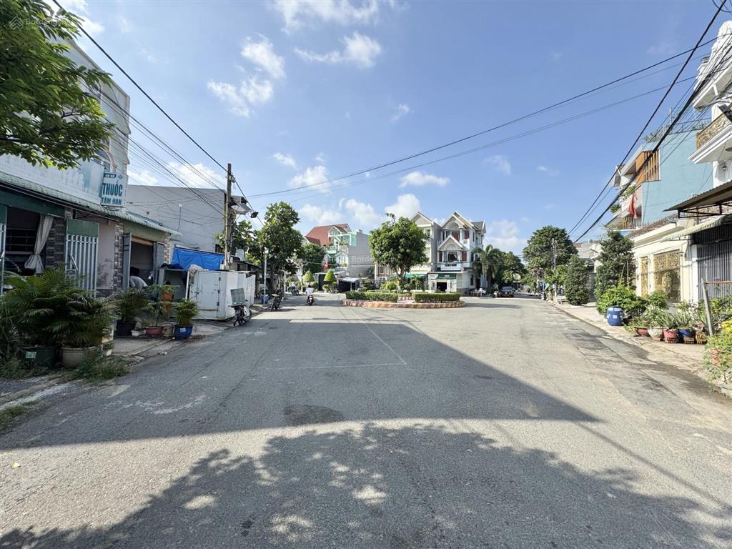 Cần bán căn nhà sổ chung 20m ngay sát siêu thị bigc, gần chợ dĩ an