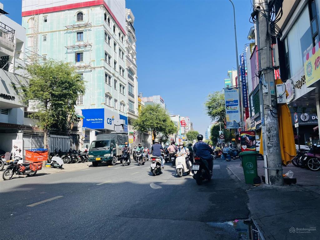 Hàng hiếm giá rẻ ở đường nguyễn xí. dt 5.7x11.8m. vuông vức. hiện trạng cấp 4. hẻm xe hơi rộng rãi