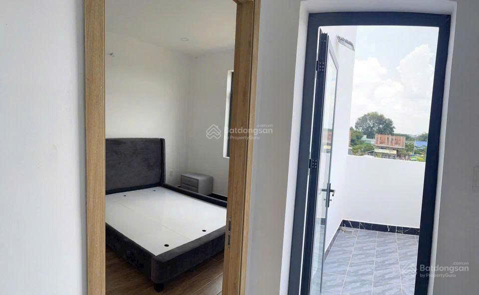 Nhà đẹp sát vsip3 dt 5 x 16 (80m2) có sân ô tô