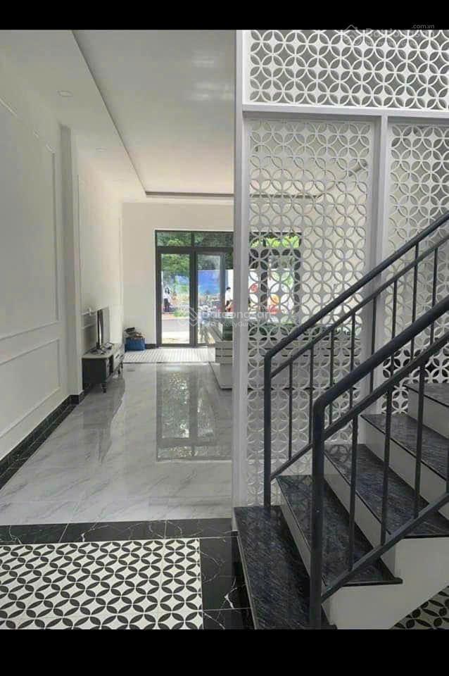 Nhà đẹp sát vsip3 dt 5 x 16 (80m2) có sân ô tô