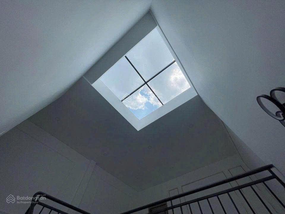 Nhà đẹp sát vsip3 dt 5 x 16 (80m2) có sân ô tô