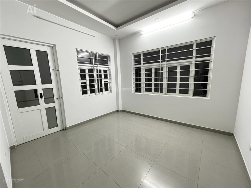 2 tầng  có phòng ngủ trệt ngang 9m sát mặt tiền đường lớn.